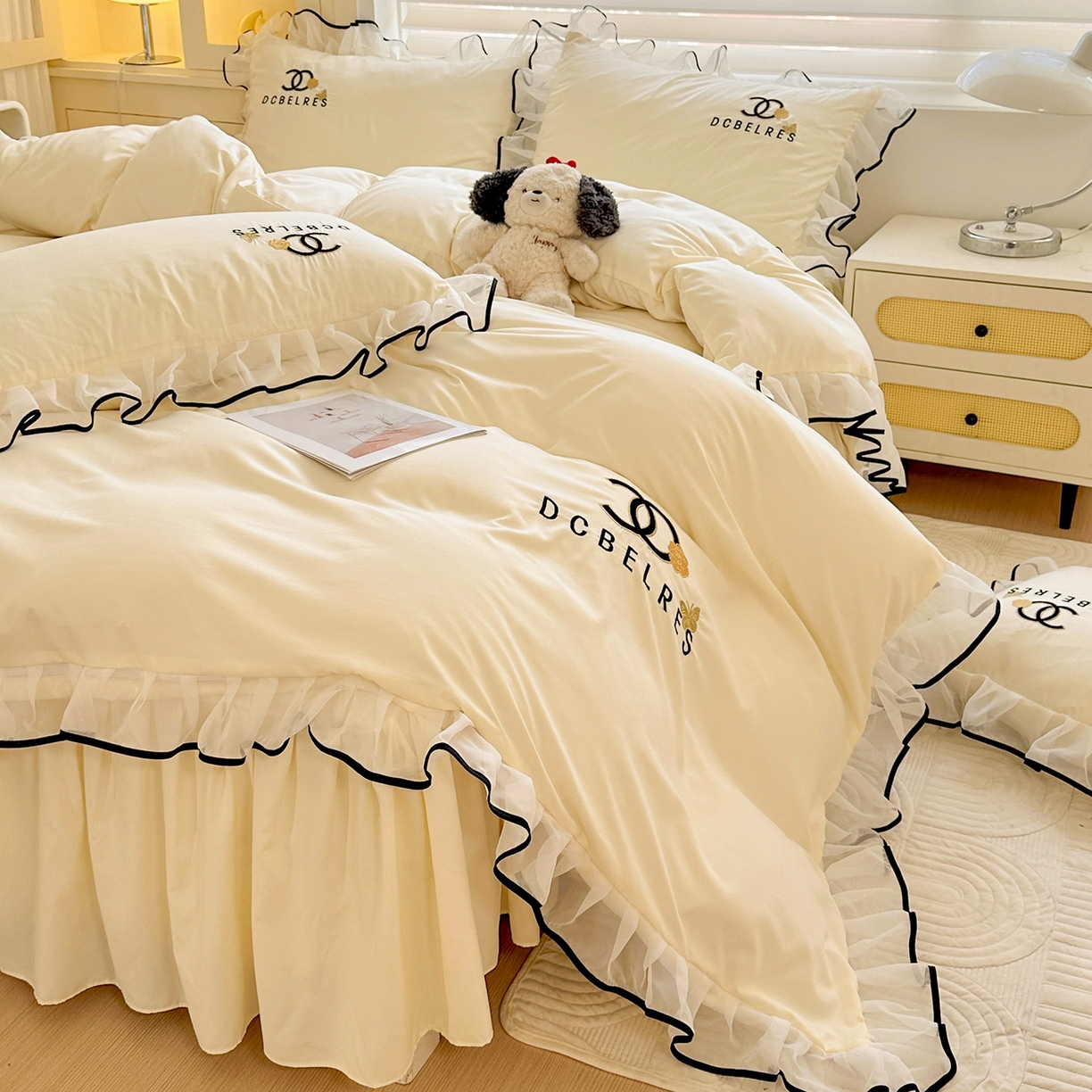 91家纺网 家纺一手货源 找家纺 艺玲家纺 2025新款韩版亲肤水洗棉刺绣花边床裙四件套 香香小姐-米黄