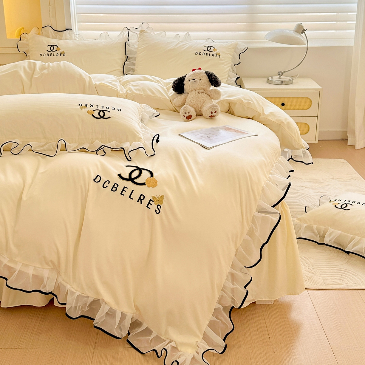 91家纺网 家纺一手货源 找家纺 艺玲家纺 2025新款韩版亲肤水洗棉刺绣花边床裙四件套 香香小姐-米黄