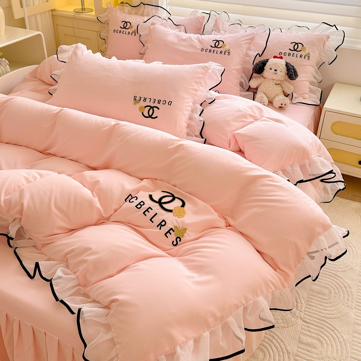 91家纺网 家纺一手货源 找家纺 艺玲家纺 2025新款韩版亲肤水洗棉刺绣花边床裙四件套 香香小姐-粉玉