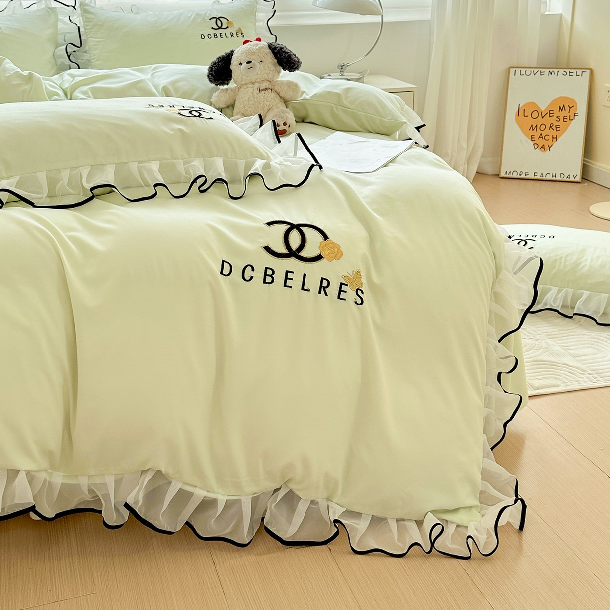 91家纺网 家纺一手货源 找家纺 艺玲家纺 2025新款韩版亲肤水洗棉刺绣花边床裙四件套 香香小姐-浅绿