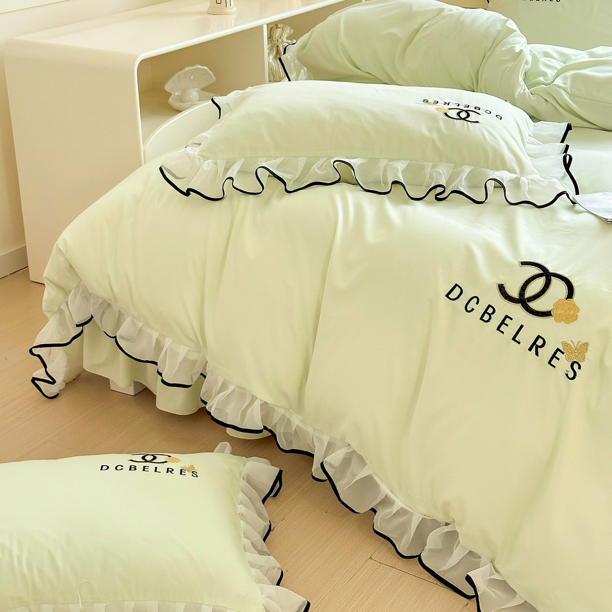 91家纺网 家纺一手货源 找家纺 艺玲家纺 2025新款韩版亲肤水洗棉刺绣花边床裙四件套 香香小姐-浅绿