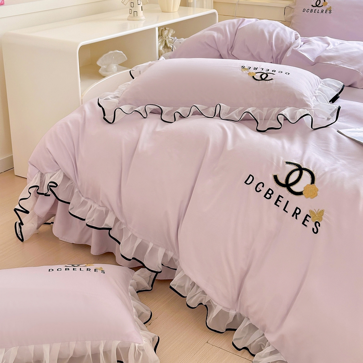 91家纺网 家纺一手货源 找家纺 艺玲家纺 2025新款韩版亲肤水洗棉刺绣花边床裙四件套 香香小姐-浅紫