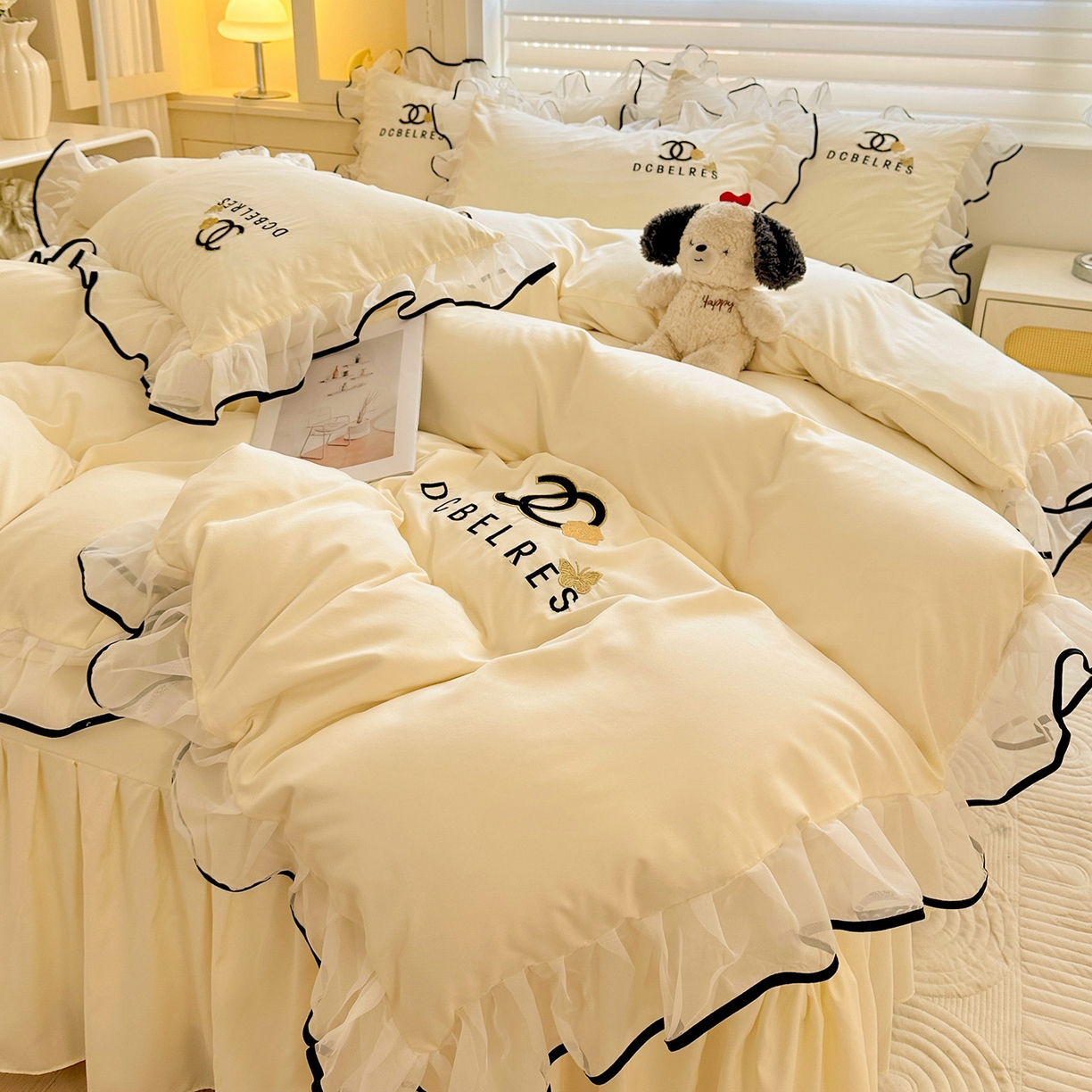 91家纺网 家纺一手货源 找家纺 艺玲家纺 2025新款韩版亲肤水洗棉刺绣花边床裙四件套 香香小姐-米黄