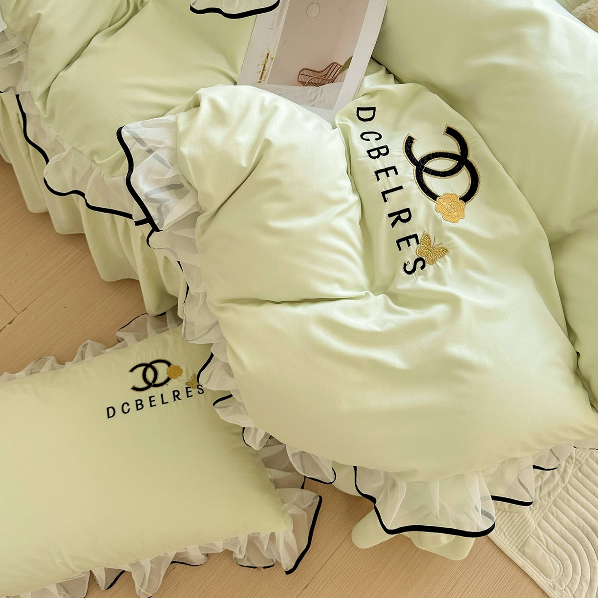 91家纺网 家纺一手货源 找家纺 艺玲家纺 2025新款韩版亲肤水洗棉刺绣花边床裙四件套 香香小姐-浅绿