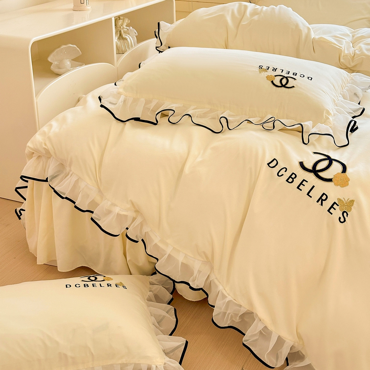 91家纺网 家纺一手货源 找家纺 艺玲家纺 2025新款韩版亲肤水洗棉刺绣花边床裙四件套 香香小姐-米黄