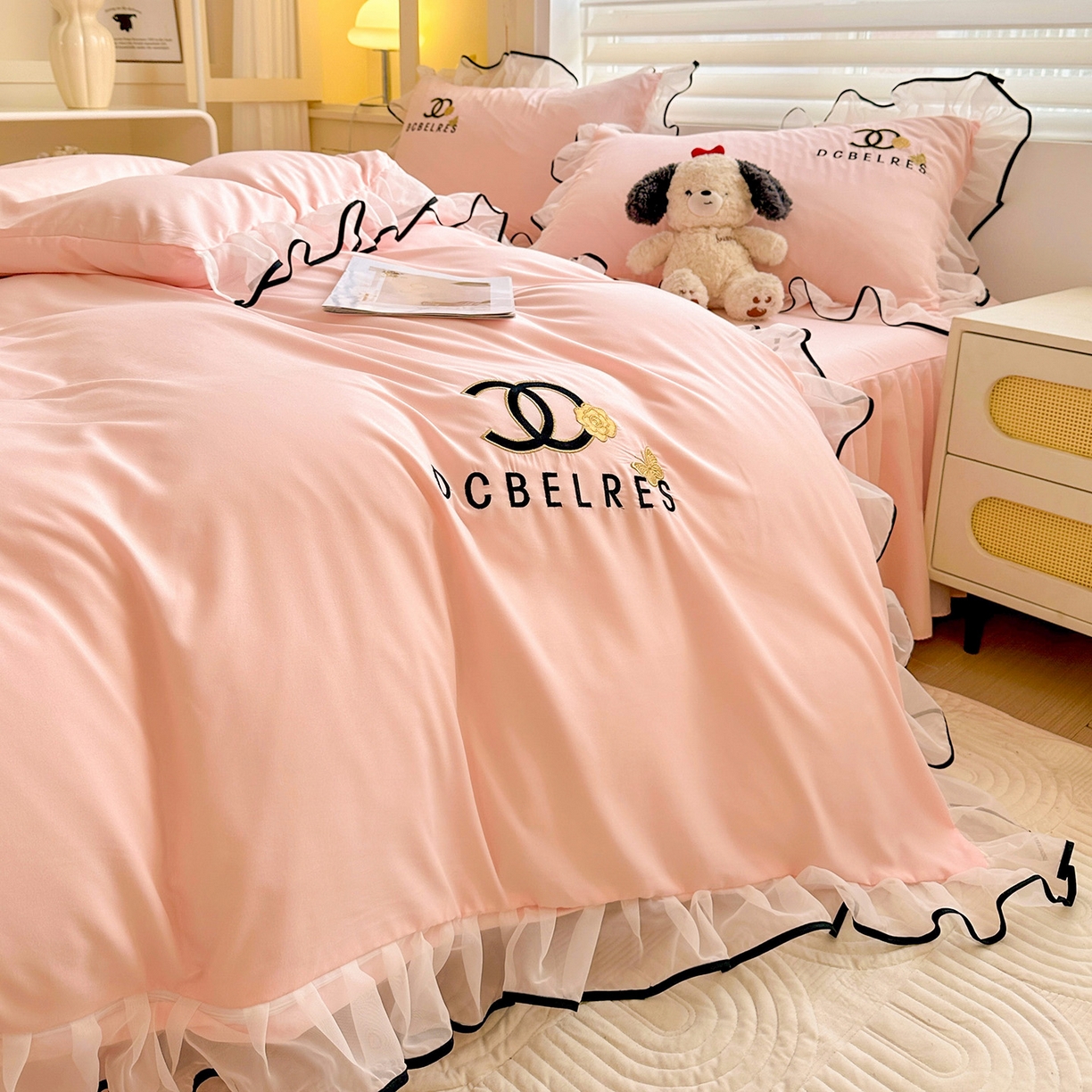 91家纺网 家纺一手货源 找家纺 艺玲家纺 2025新款韩版亲肤水洗棉刺绣花边床裙四件套 香香小姐-粉玉