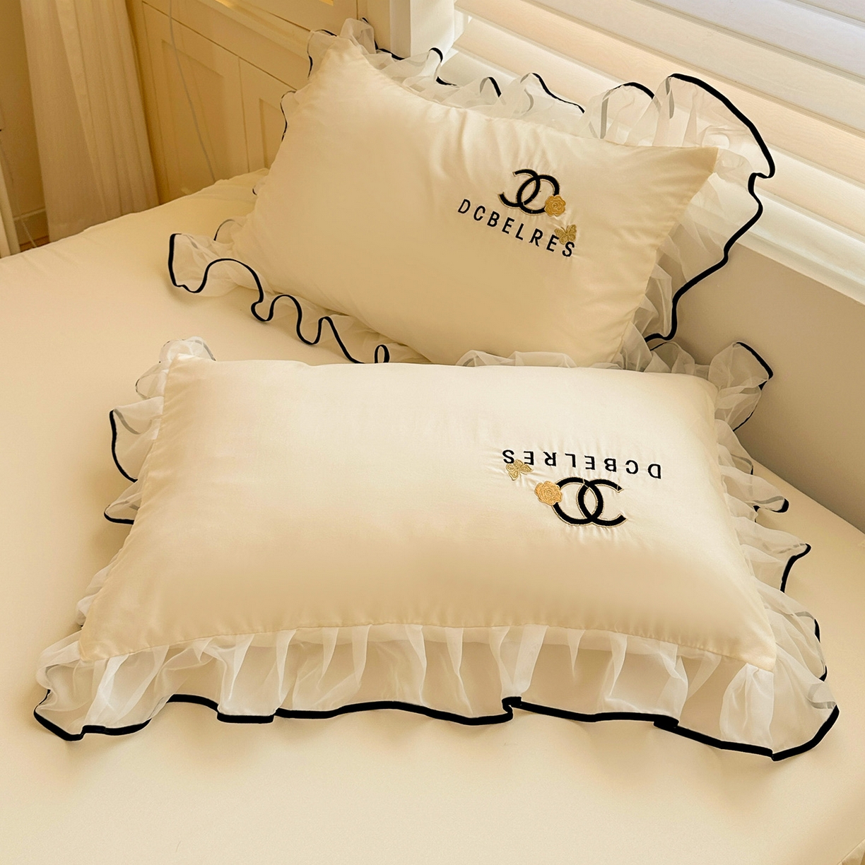 91家纺网 家纺一手货源 找家纺 艺玲家纺 2025新款韩版亲肤水洗棉刺绣花边床裙四件套 香香小姐-米黄