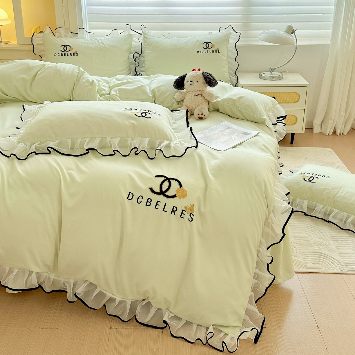 91家纺网 家纺一手货源 找家纺 艺玲家纺 2025新款韩版亲肤水洗棉刺绣花边床裙四件套 香香小姐-浅绿