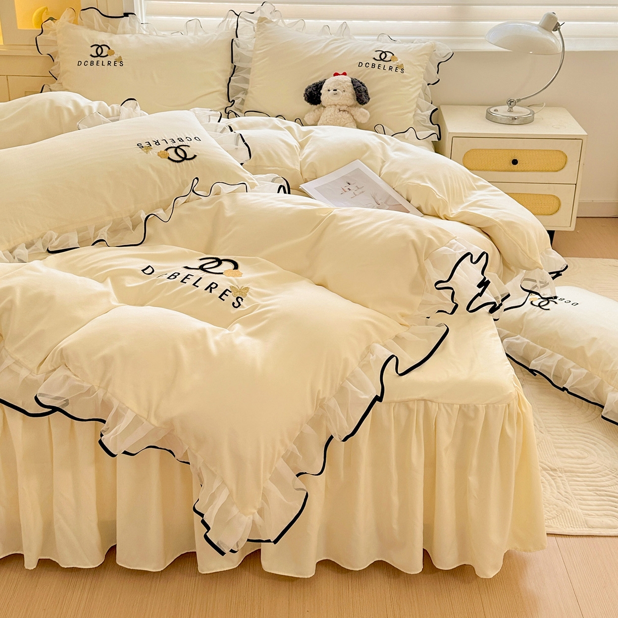 91家纺网 家纺一手货源 找家纺 艺玲家纺 2025新款韩版亲肤水洗棉刺绣花边床裙四件套 香香小姐-米黄