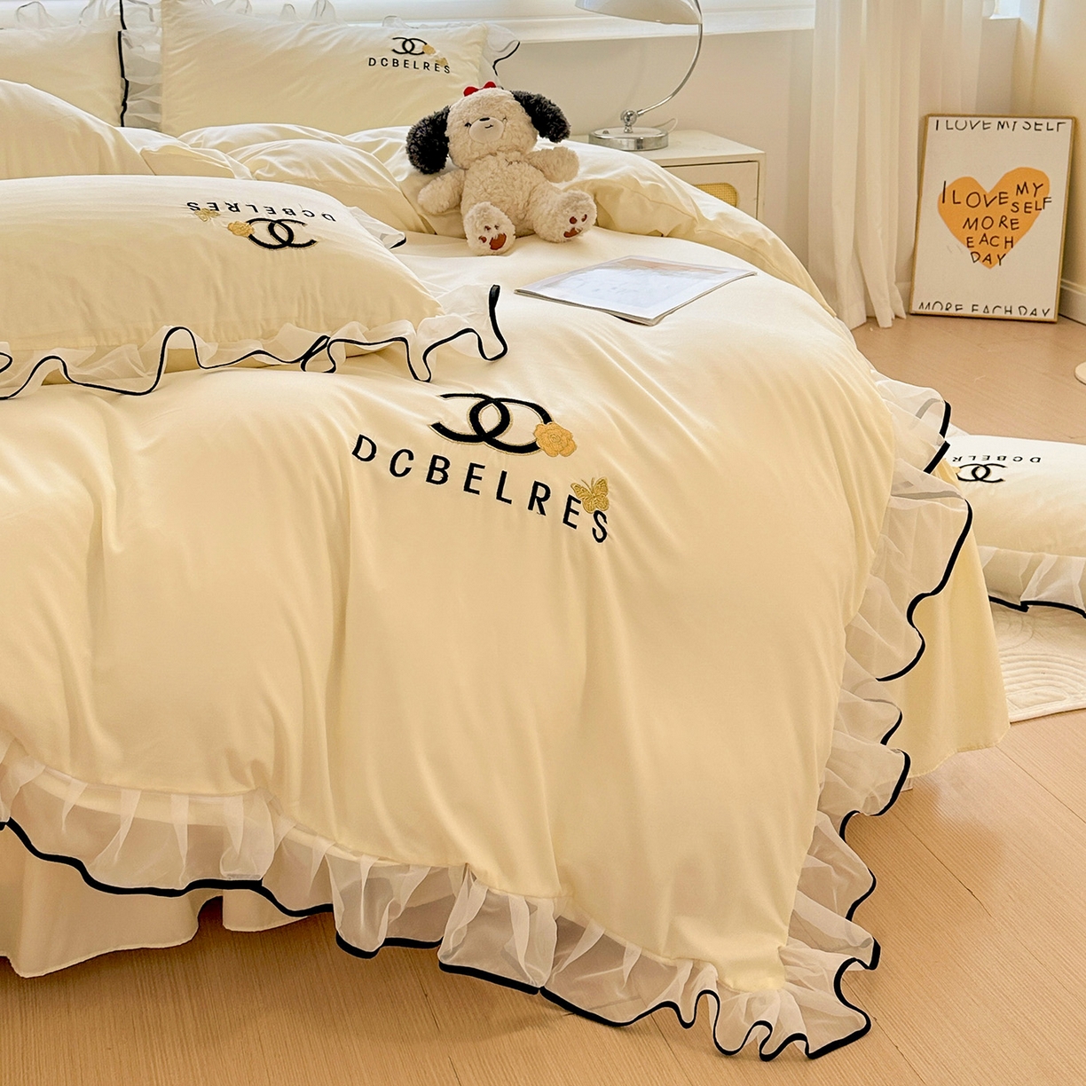 91家纺网 家纺一手货源 找家纺 艺玲家纺 2025新款韩版亲肤水洗棉刺绣花边床裙四件套 香香小姐-米黄