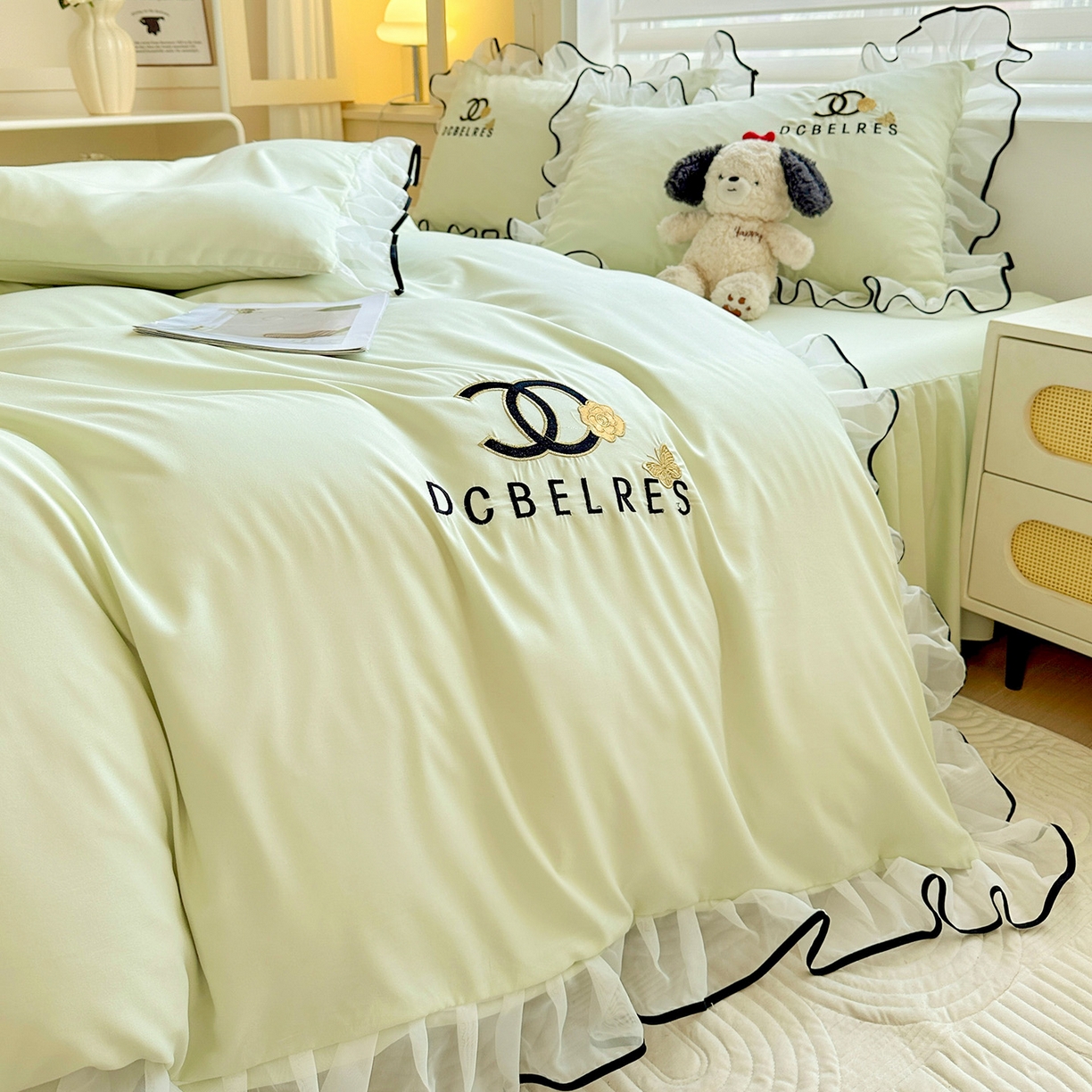 91家纺网 家纺一手货源 找家纺 艺玲家纺 2025新款韩版亲肤水洗棉刺绣花边床裙四件套 香香小姐-浅绿