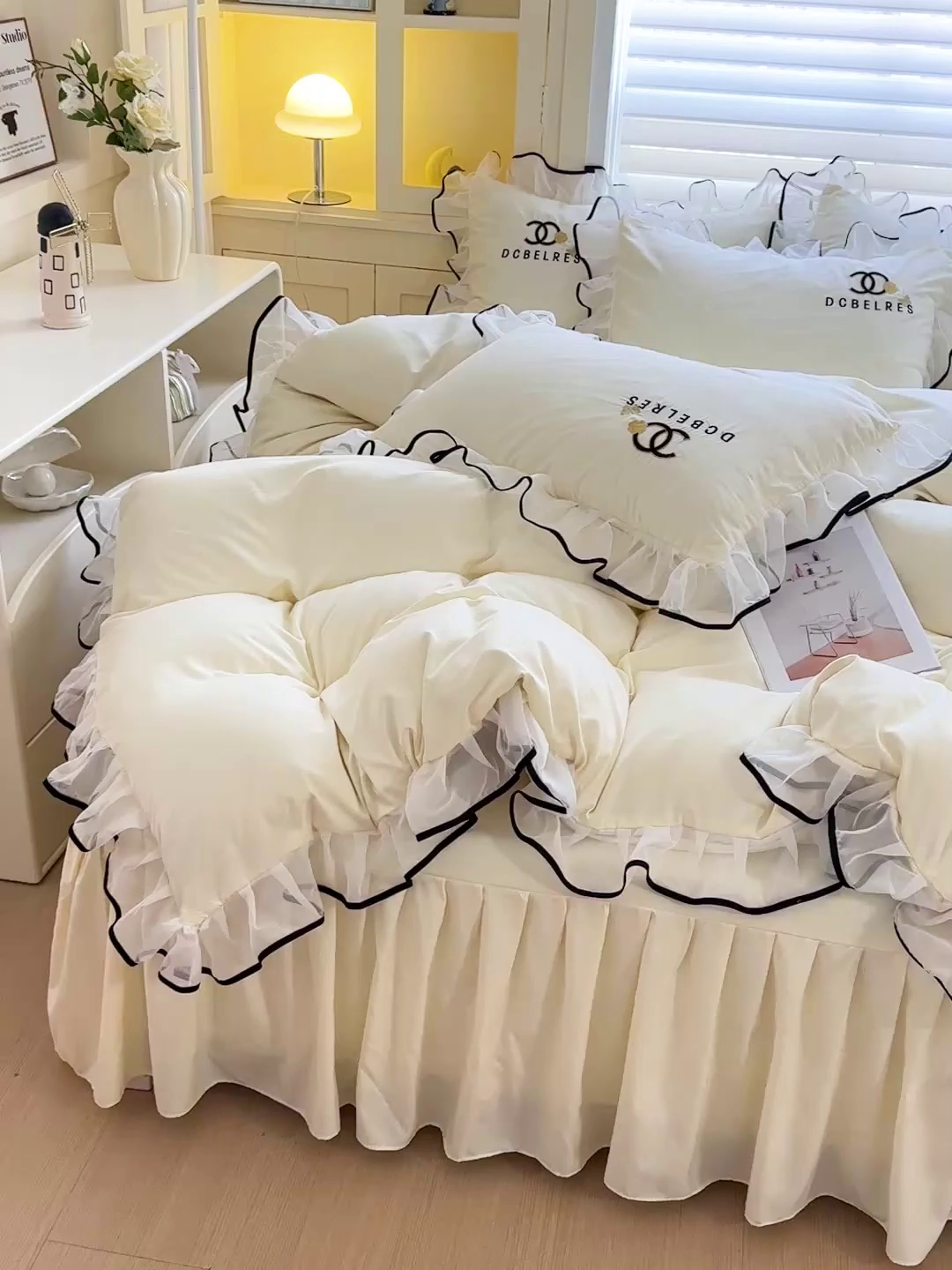 91家纺网 家纺一手货源 找家纺 艺玲家纺 2025新款韩版亲肤水洗棉刺绣花边床裙四件套 香香小姐-米黄