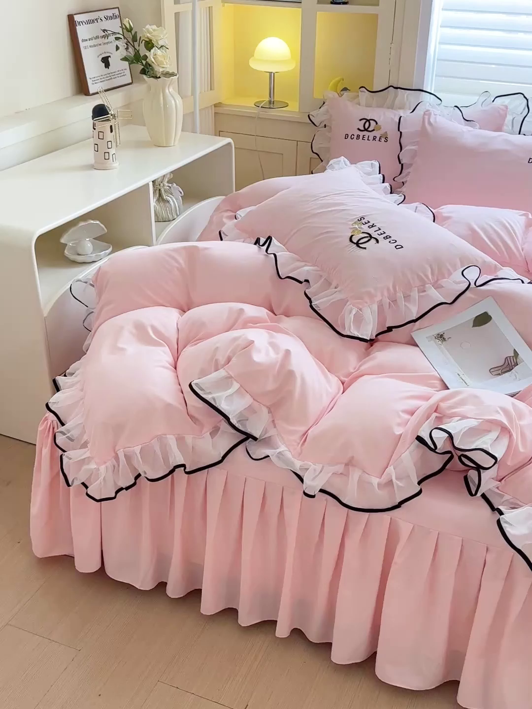 91家纺网 家纺一手货源 找家纺 艺玲家纺 2025新款韩版亲肤水洗棉刺绣花边床裙四件套 香香小姐-粉玉