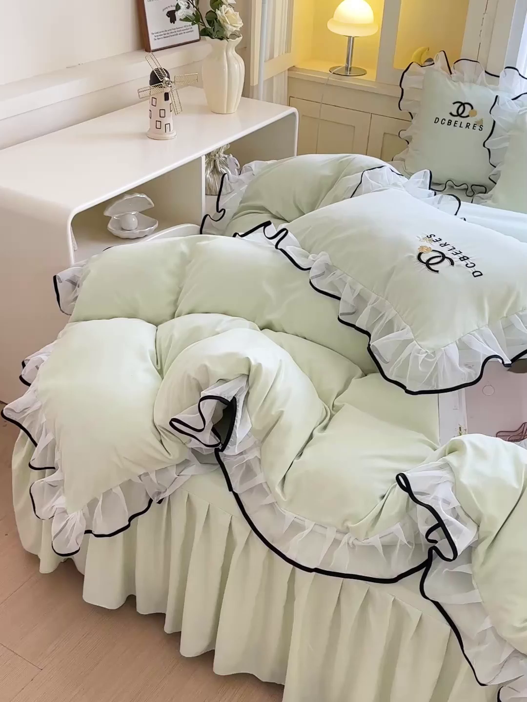 91家纺网 家纺一手货源 找家纺 艺玲家纺 2025新款韩版亲肤水洗棉刺绣花边床裙四件套 香香小姐-浅绿