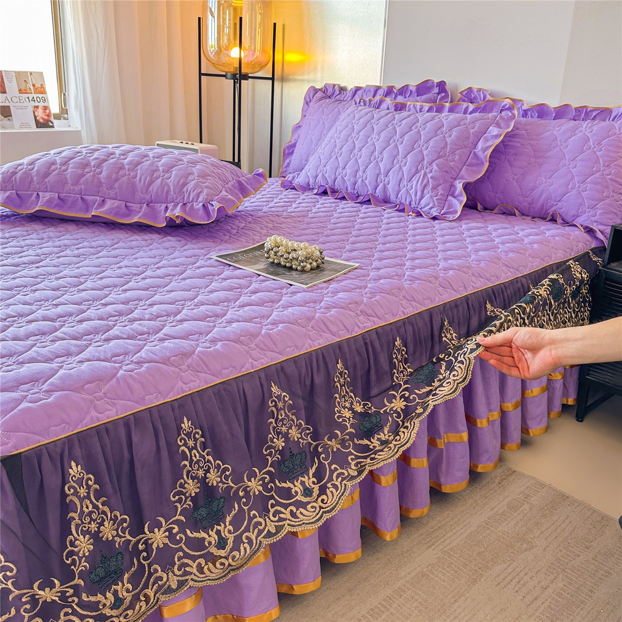 91家纺网 家纺一手货源 找家纺 屹成家纺 2025新款水洗棉床裙款四件套-倾城 倾城-浅紫