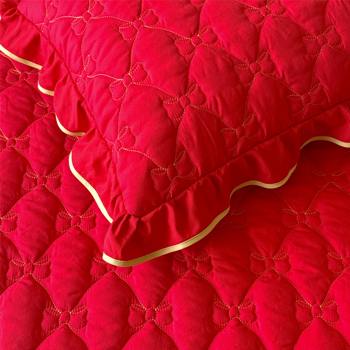 91家纺网 家纺一手货源 找家纺 屹成家纺 2025新款水洗棉床裙款四件套-倾城 倾城-大红