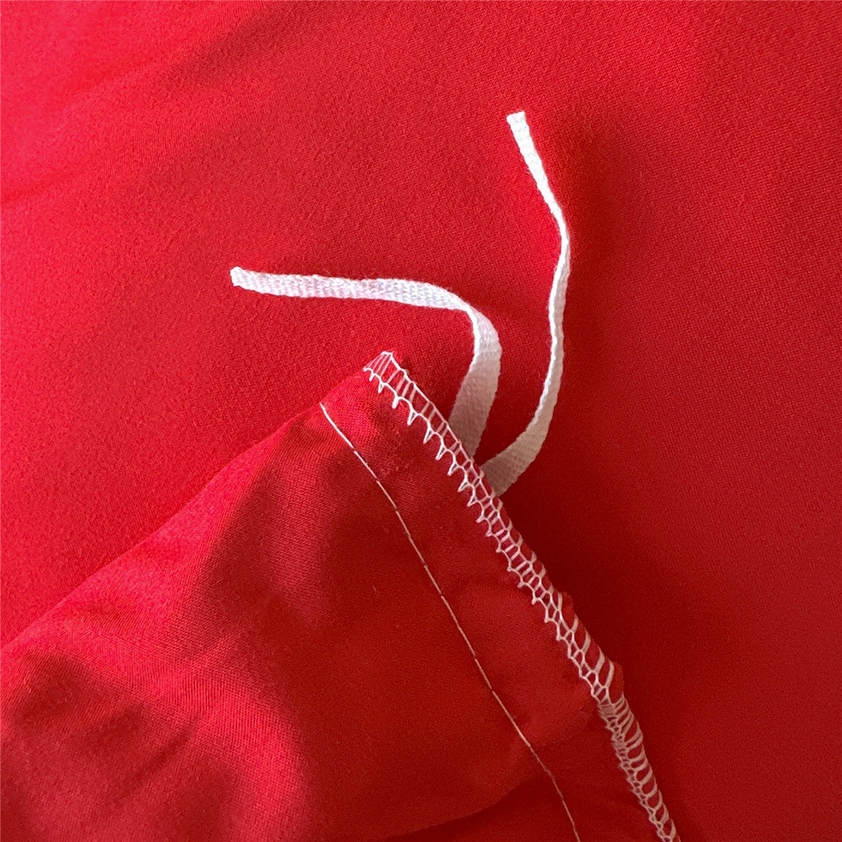 91家纺网 家纺一手货源 找家纺 屹成家纺 2025新款水洗棉床裙款四件套-倾城 倾城-大红