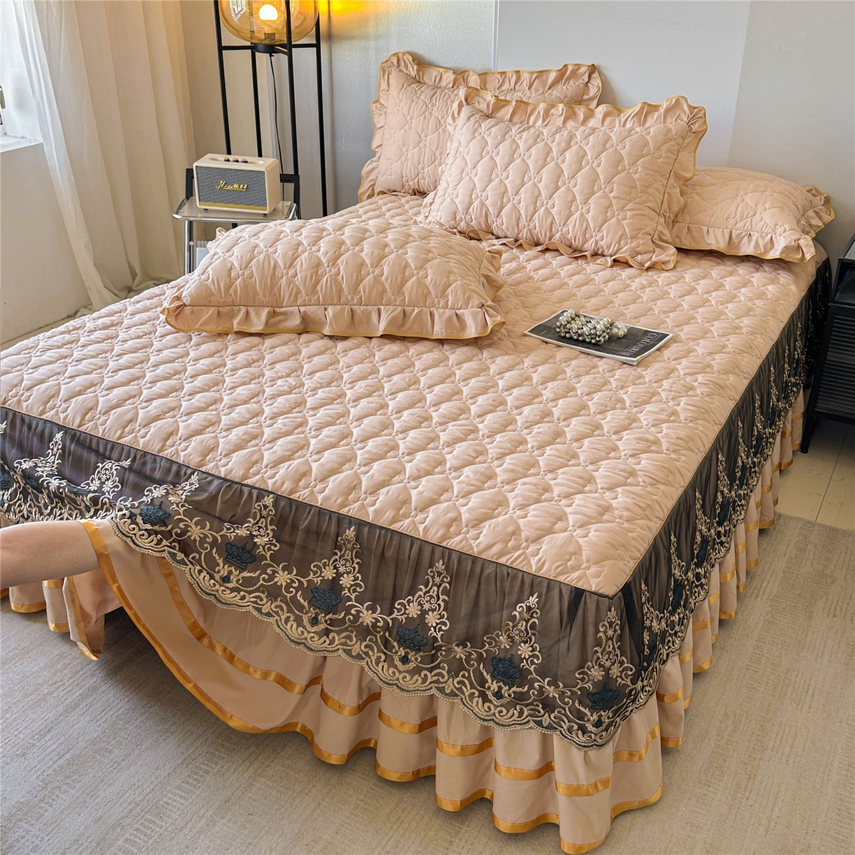 91家纺网 家纺一手货源 找家纺 屹成家纺 2025新款水洗棉床裙款四件套-倾城 倾城-卡其