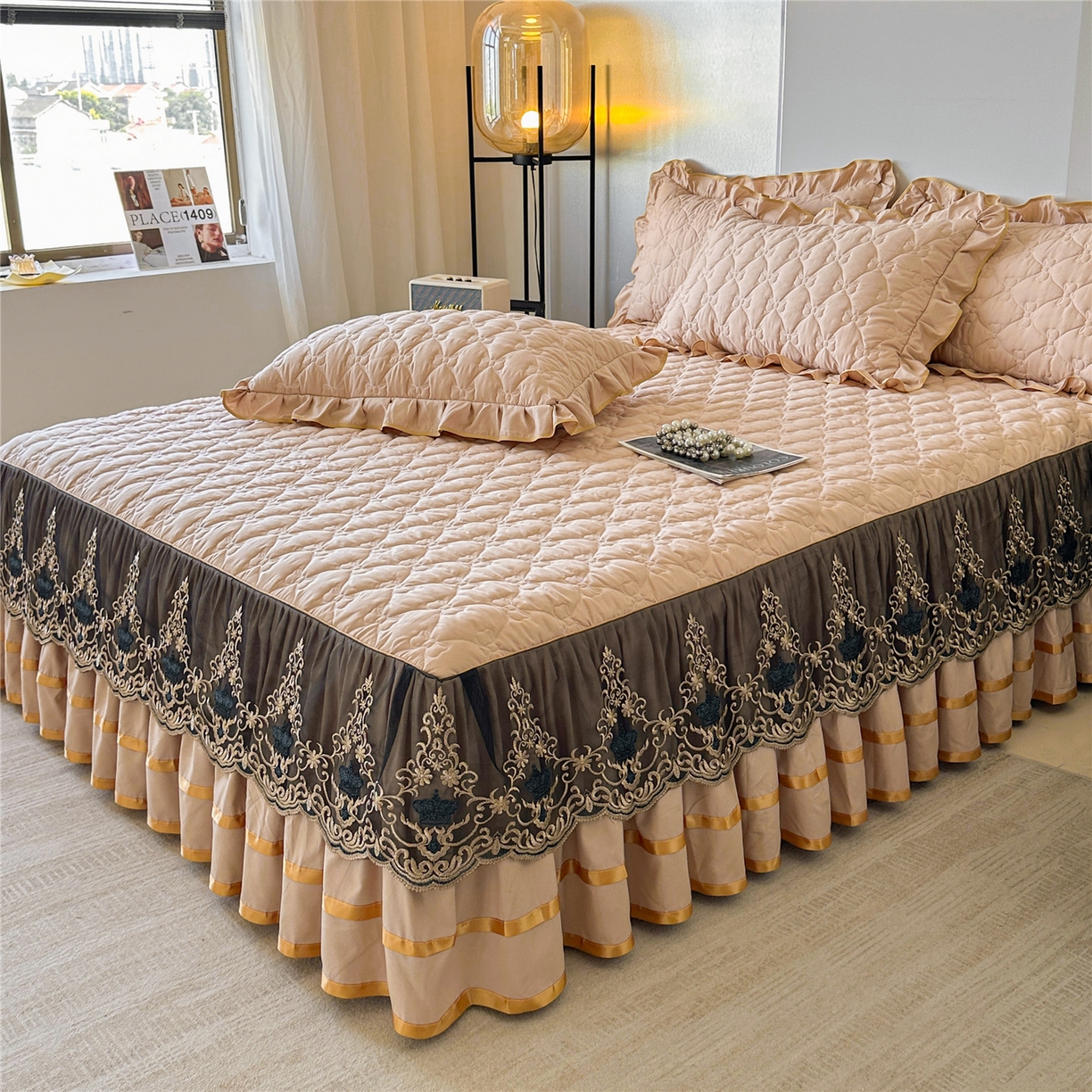 91家纺网 家纺一手货源 找家纺 屹成家纺 2025新款水洗棉床裙款四件套-倾城 倾城-卡其