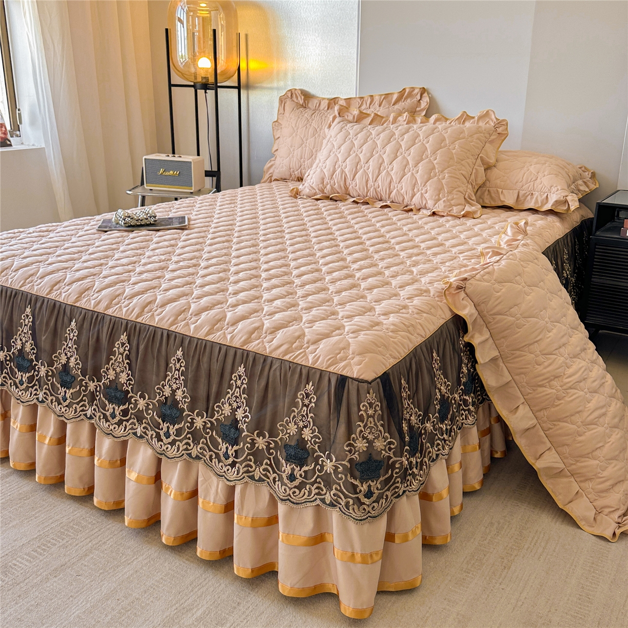 91家纺网 家纺一手货源 找家纺 屹成家纺 2025新款水洗棉床裙款四件套-倾城 倾城-卡其