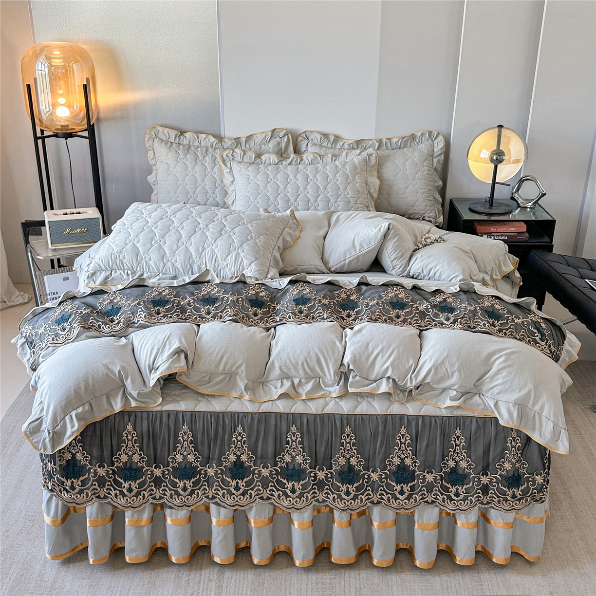 91家纺网 家纺一手货源 找家纺 屹成家纺 2025新款水洗棉床裙款四件套-倾城 倾城-银灰