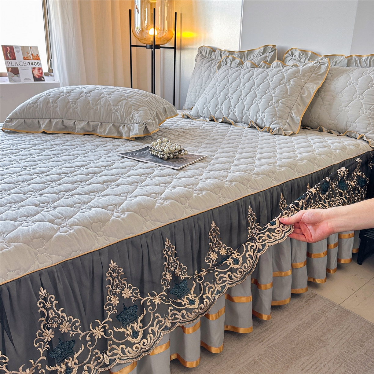 91家纺网 家纺一手货源 找家纺 屹成家纺 2025新款水洗棉床裙款四件套-倾城 倾城-银灰