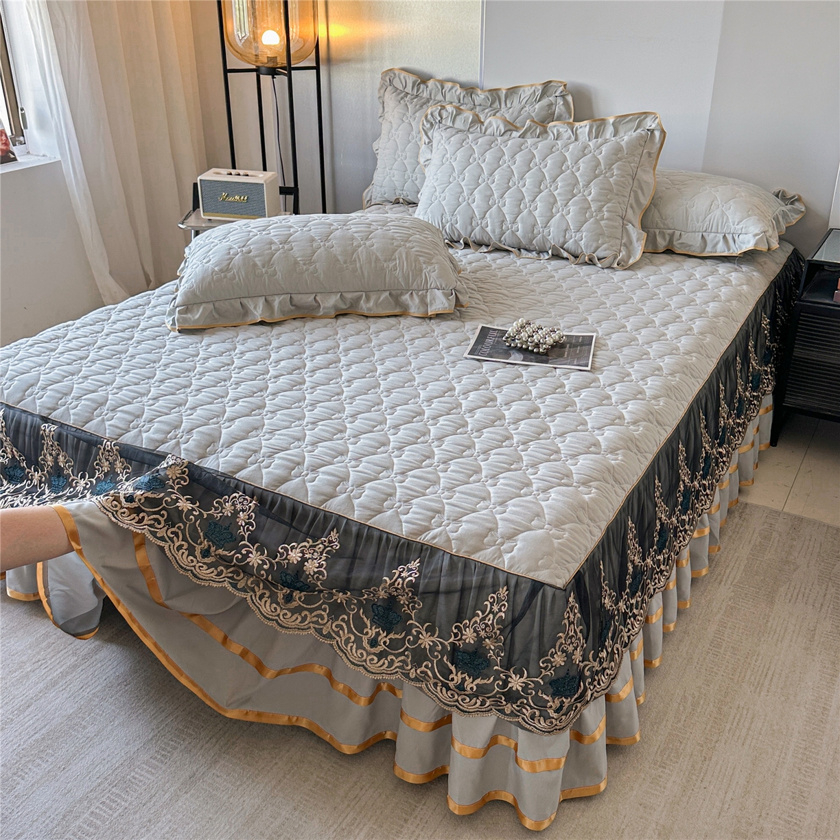 91家纺网 家纺一手货源 找家纺 屹成家纺 2025新款水洗棉床裙款四件套-倾城 倾城-银灰