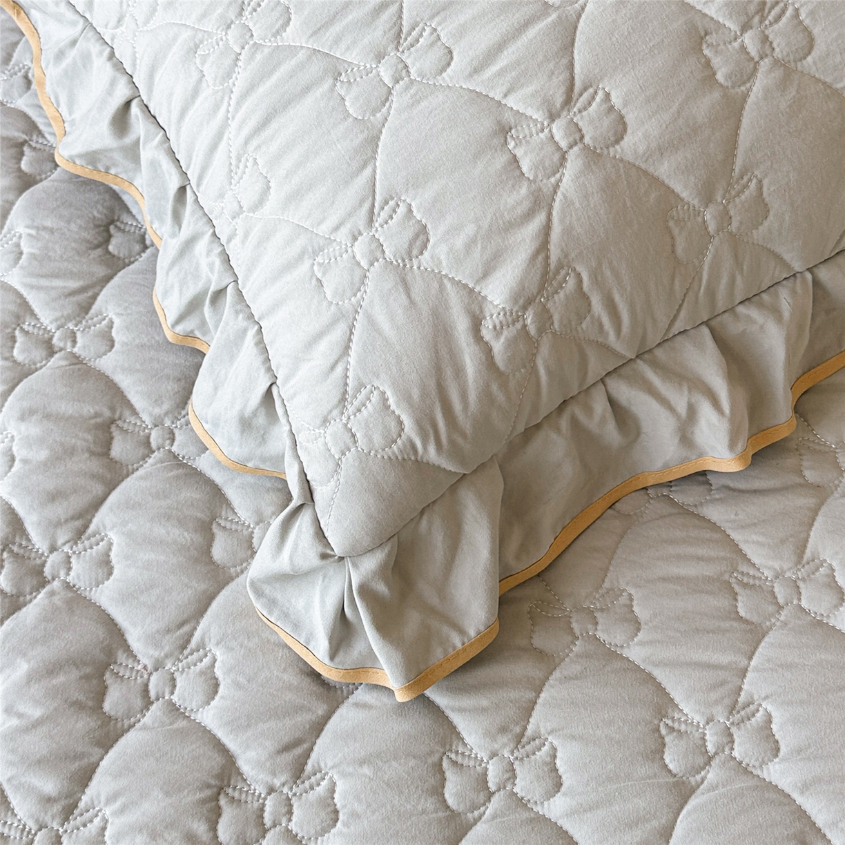 91家纺网 家纺一手货源 找家纺 屹成家纺 2025新款水洗棉床裙款四件套-倾城 倾城-银灰