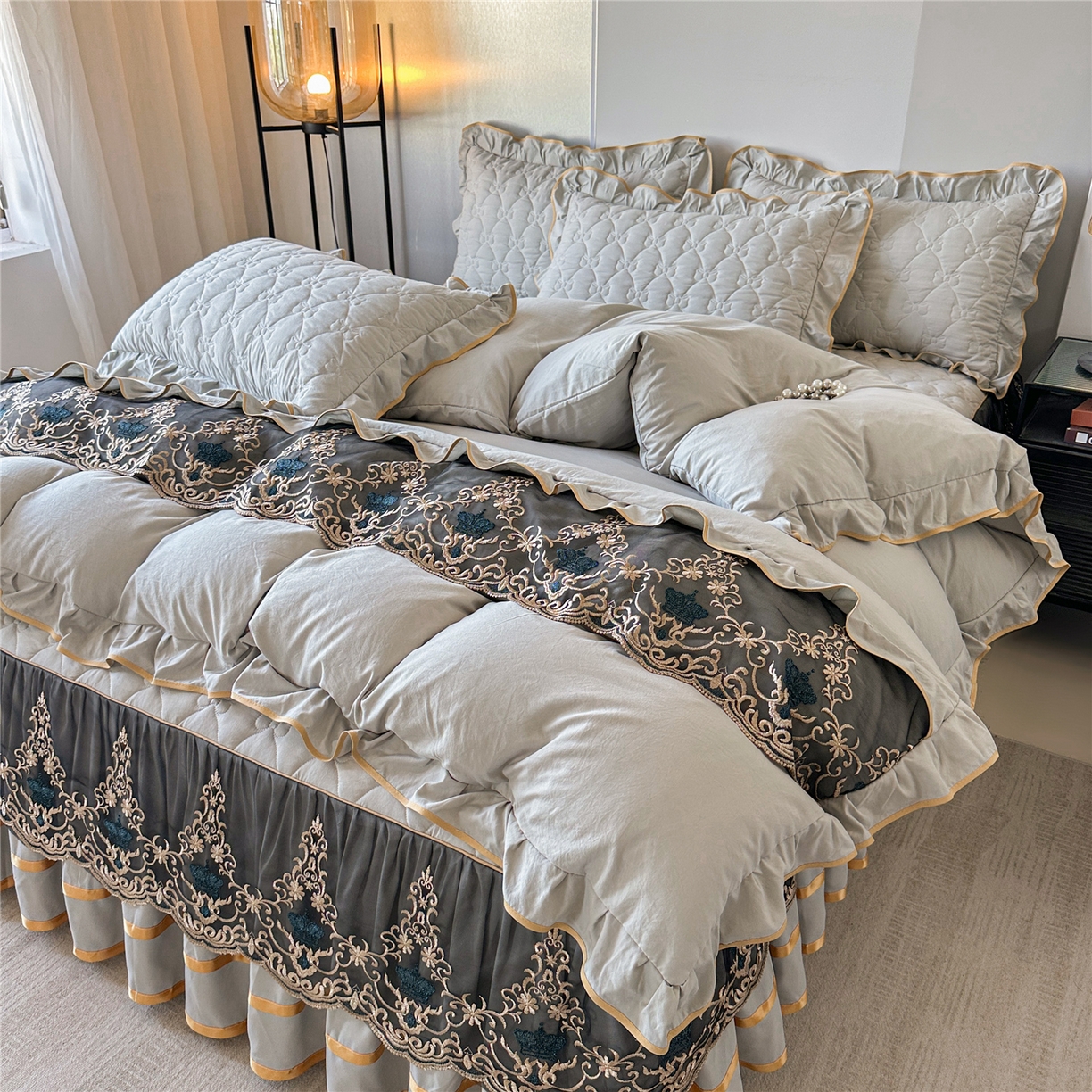 91家纺网 家纺一手货源 找家纺 屹成家纺 2025新款水洗棉床裙款四件套-倾城 倾城-银灰