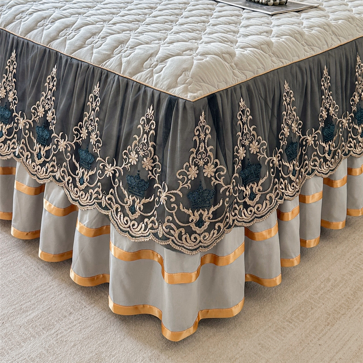 91家纺网 家纺一手货源 找家纺 屹成家纺 2025新款水洗棉床裙款四件套-倾城 倾城-银灰