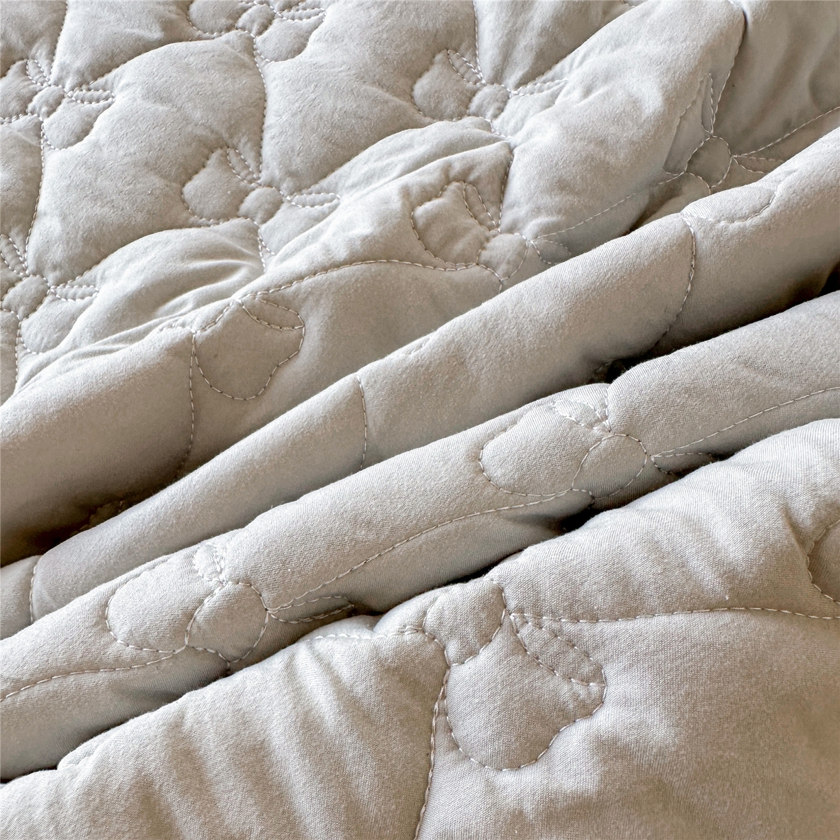 91家纺网 家纺一手货源 找家纺 屹成家纺 2025新款水洗棉床裙款四件套-倾城 倾城-银灰