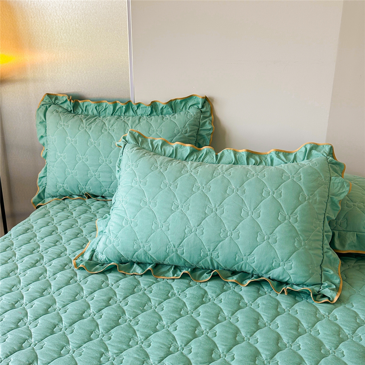 91家纺网 家纺一手货源 找家纺 屹成家纺 2025新款水洗棉床裙款四件套-倾城 倾城-橄榄绿