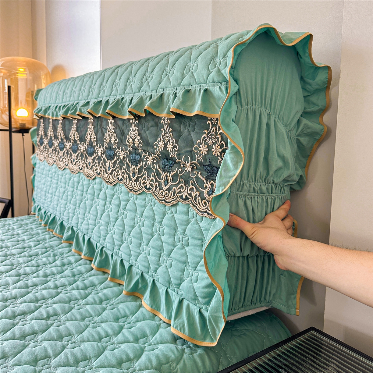 91家纺网 家纺一手货源 找家纺 屹成家纺 2025新款水洗棉床裙款四件套-倾城 倾城-橄榄绿