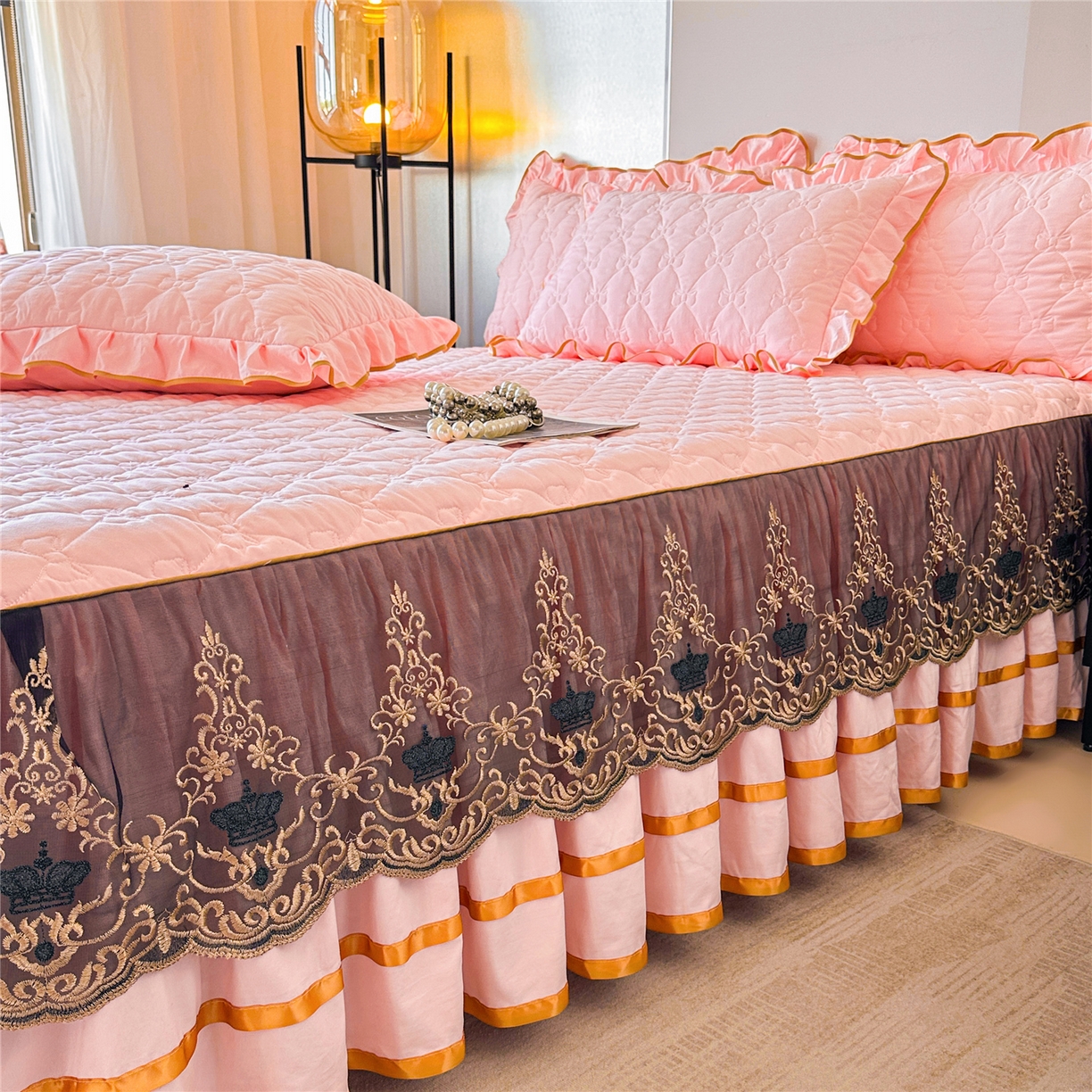 91家纺网 家纺一手货源 找家纺 屹成家纺 2025新款水洗棉床裙款四件套-倾城 倾城-粉玉