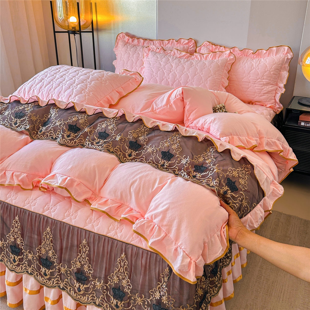 屹成家纺 2025新款水洗棉床裙款四件套-倾城 倾城-粉玉