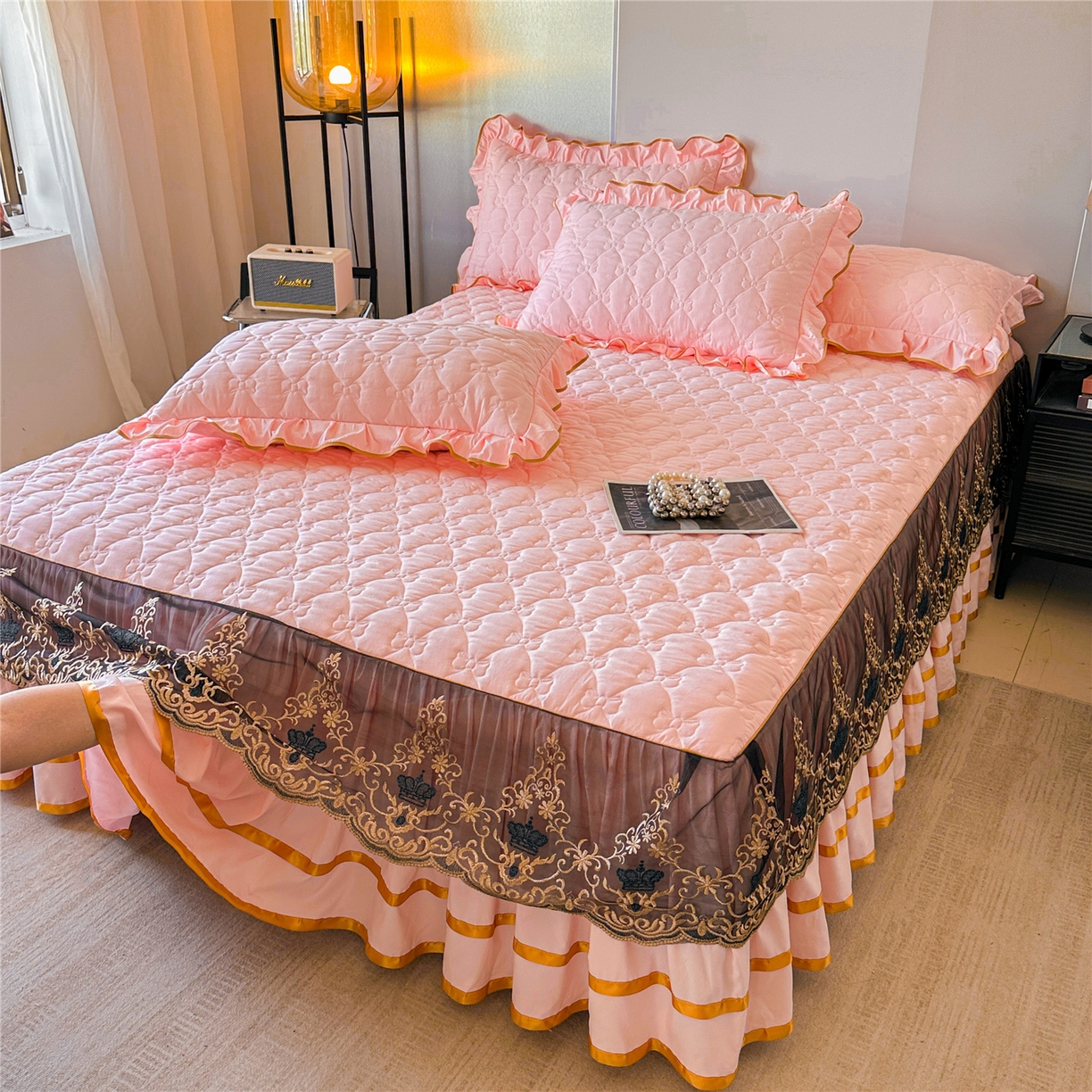 91家纺网 家纺一手货源 找家纺 屹成家纺 2025新款水洗棉床裙款四件套-倾城 倾城-粉玉