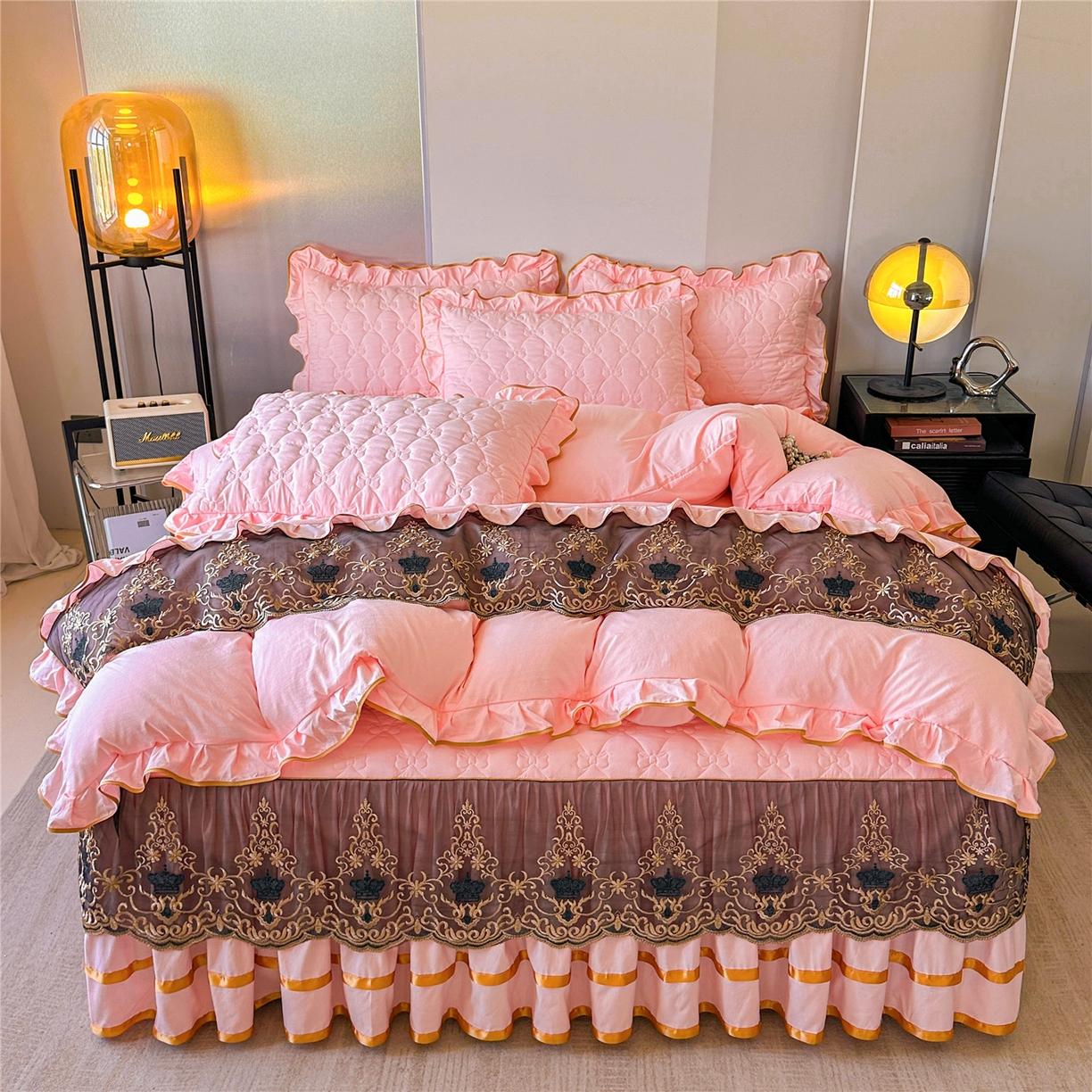 91家纺网 家纺一手货源 找家纺 屹成家纺 2025新款水洗棉床裙款四件套-倾城 倾城-粉玉