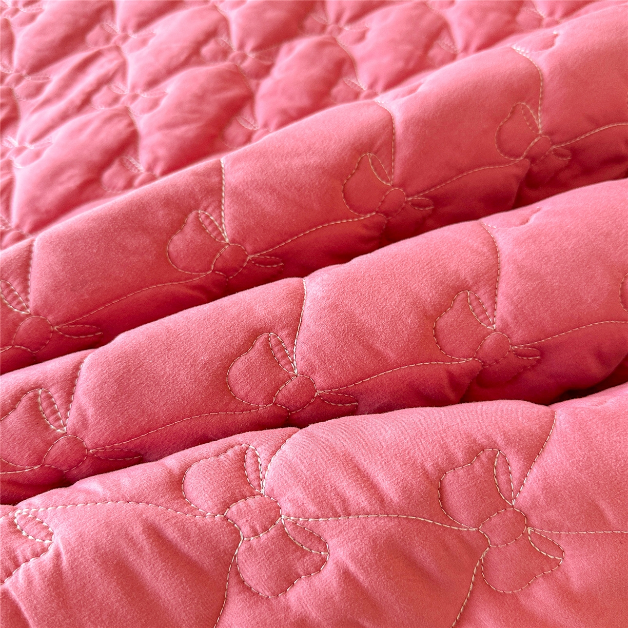 91家纺网 家纺一手货源 找家纺 屹成家纺 2025新款水洗棉床裙款四件套-倾城 倾城-豆沙