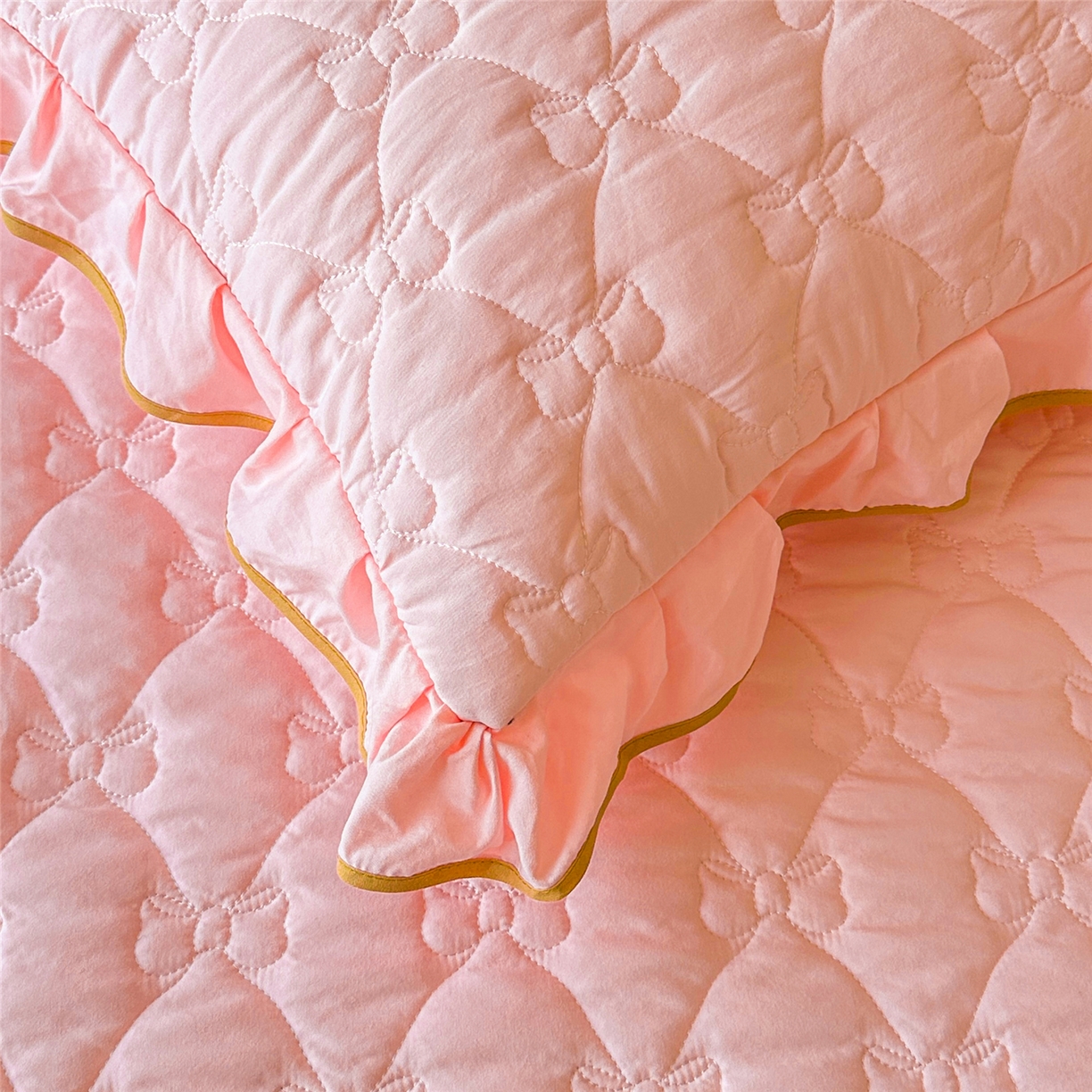 91家纺网 家纺一手货源 找家纺 屹成家纺 2025新款水洗棉床裙款四件套-倾城 倾城-粉玉