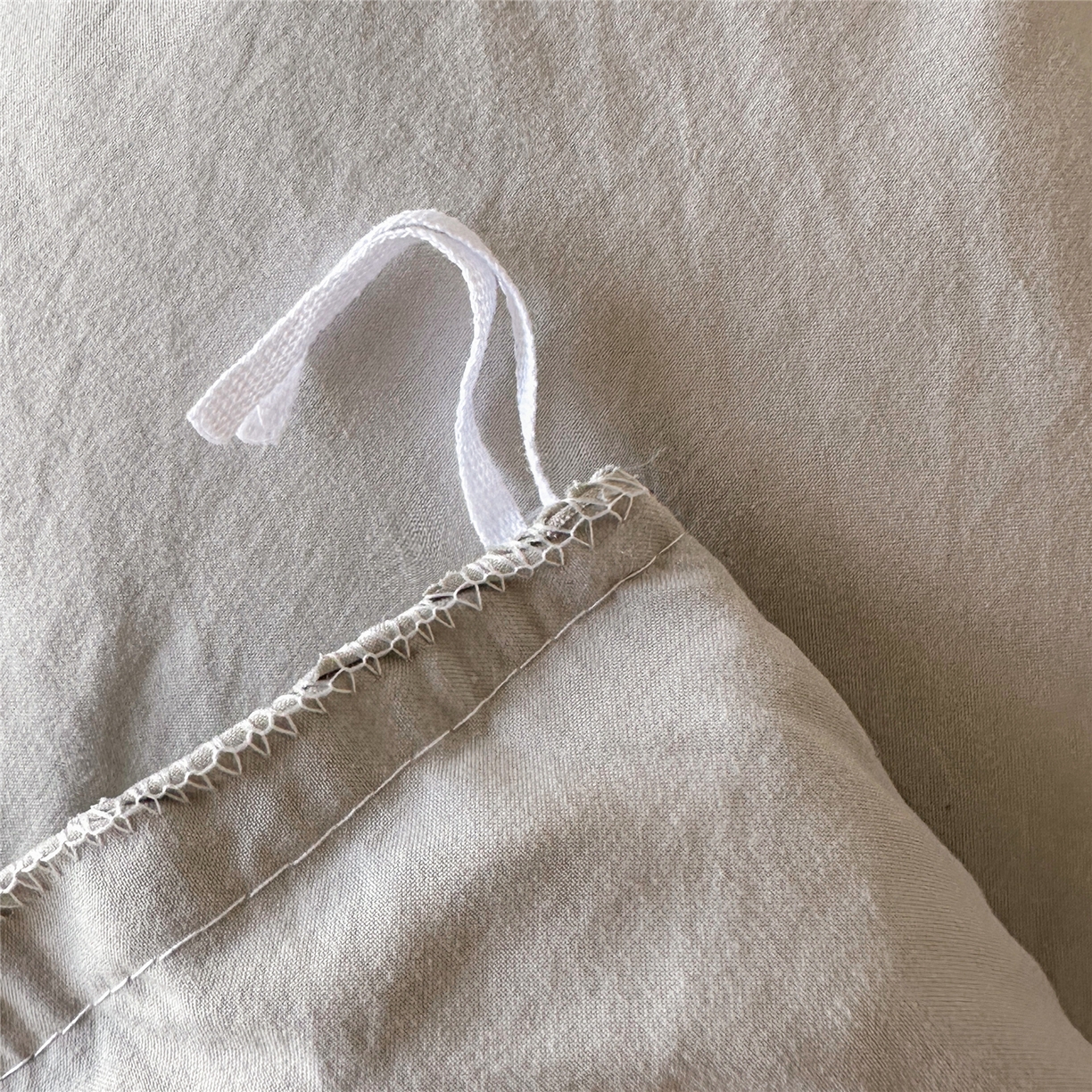 91家纺网 家纺一手货源 找家纺 屹成家纺 2025新款水洗棉床裙款四件套-倾城 倾城-银灰