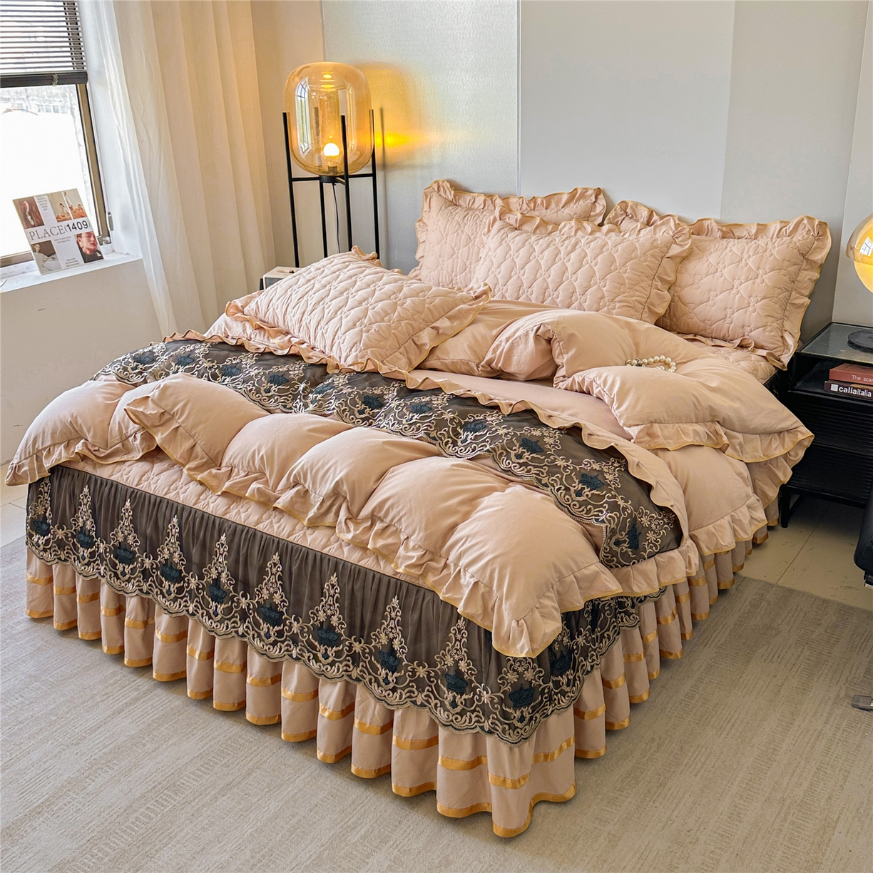 91家纺网 家纺一手货源 找家纺 屹成家纺 2025新款水洗棉床裙款四件套-倾城 倾城-卡其