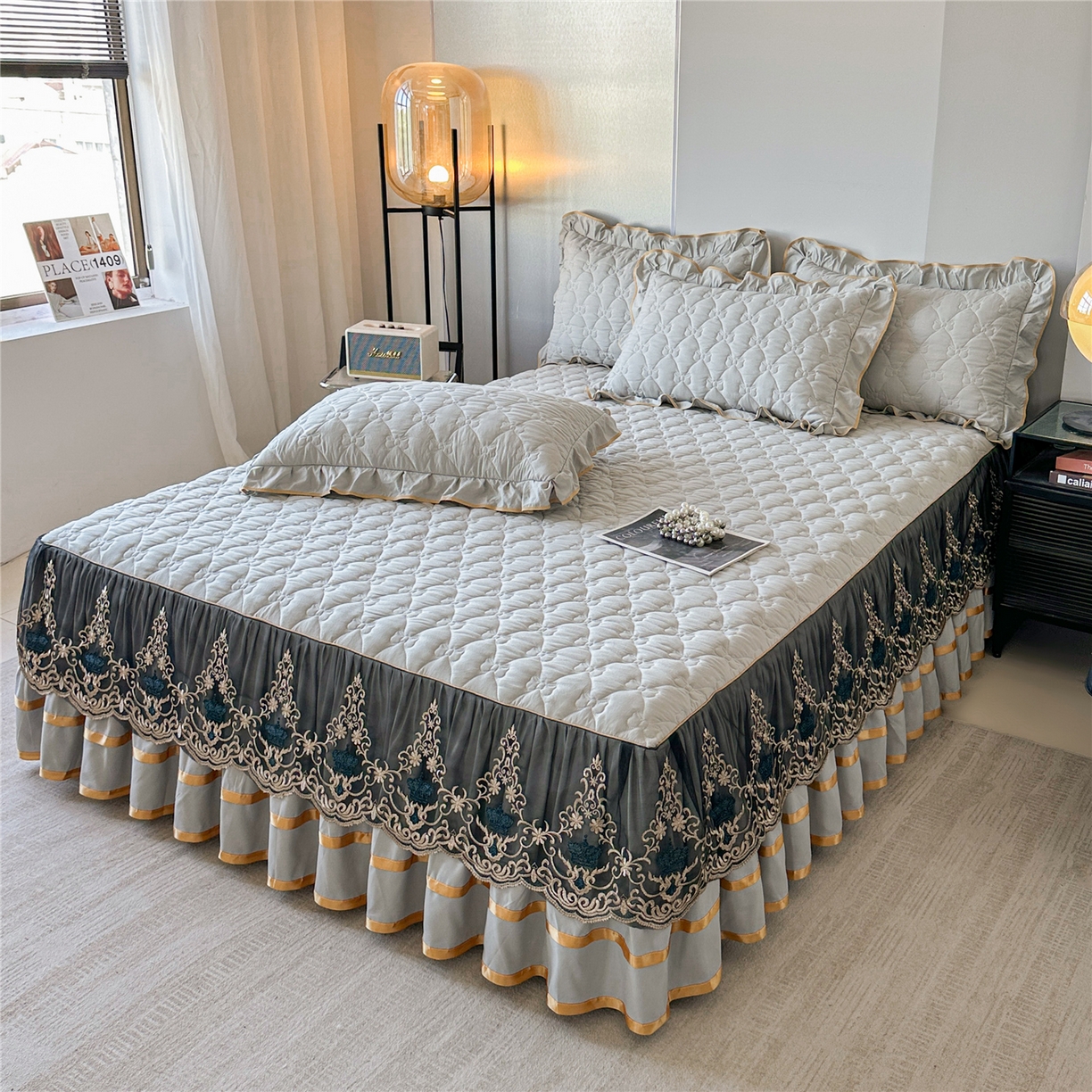 91家纺网 家纺一手货源 找家纺 屹成家纺 2025新款水洗棉床裙款四件套-倾城 倾城-银灰