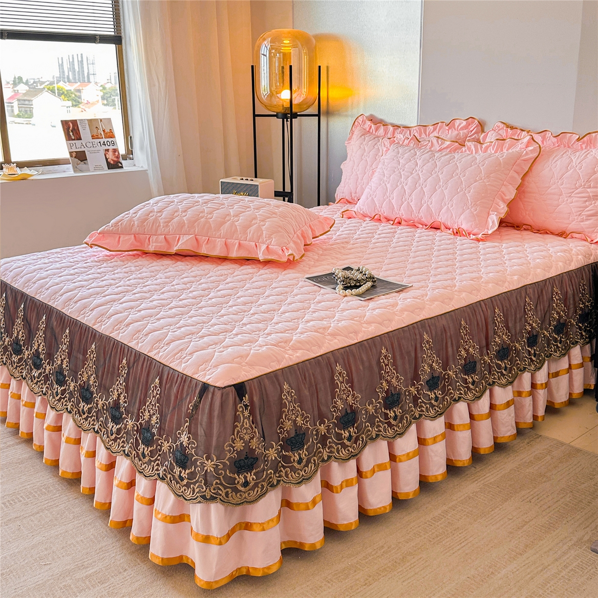 91家纺网 家纺一手货源 找家纺 屹成家纺 2025新款水洗棉床裙款四件套-倾城 倾城-粉玉