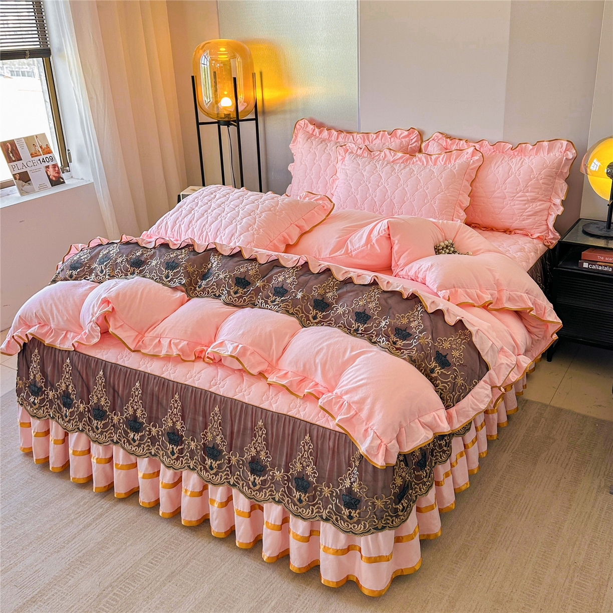 91家纺网 家纺一手货源 找家纺 屹成家纺 2025新款水洗棉床裙款四件套-倾城 倾城-粉玉