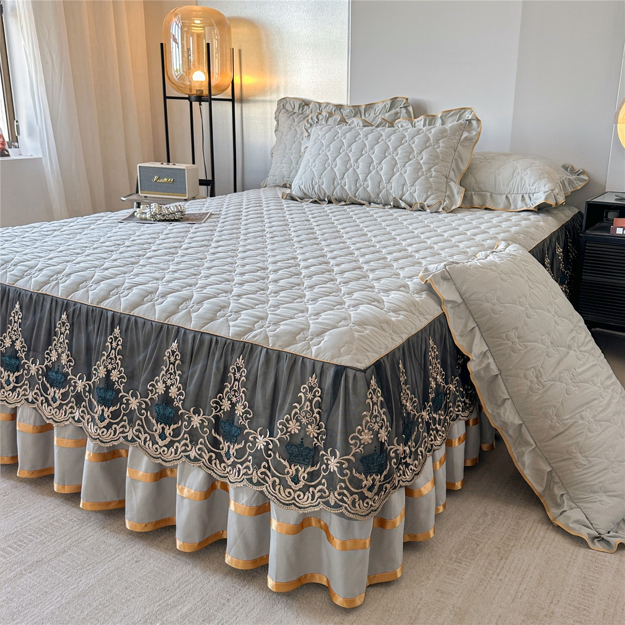 91家纺网 家纺一手货源 找家纺 屹成家纺 2025新款水洗棉床裙款四件套-倾城 倾城-银灰