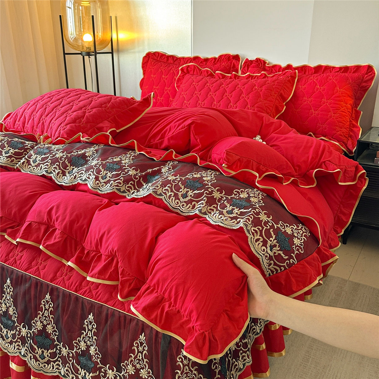 屹成家纺 2025新款水洗棉床裙款四件套-倾城 倾城-大红