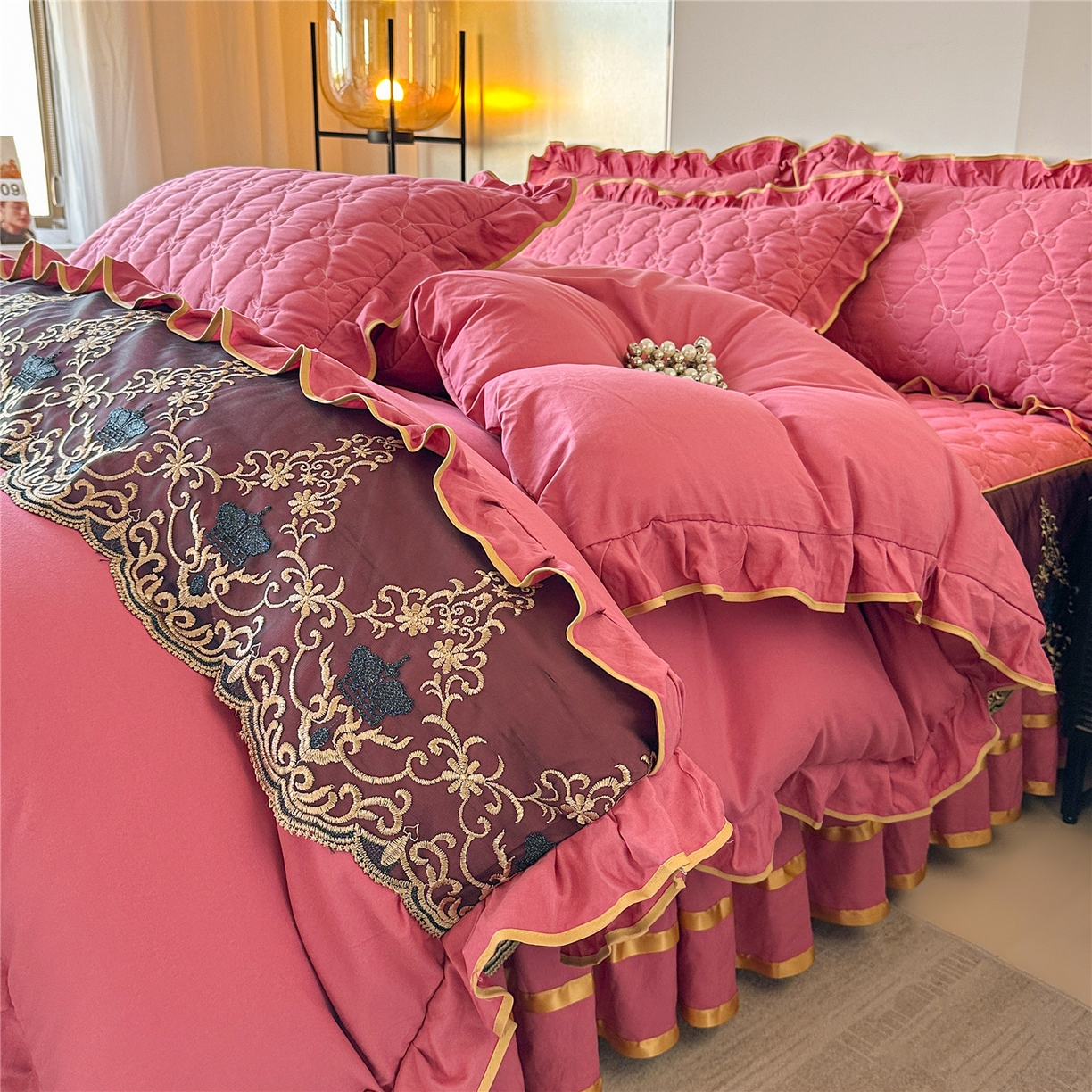 91家纺网 家纺一手货源 找家纺 屹成家纺 2025新款水洗棉床裙款四件套-倾城 倾城-豆沙