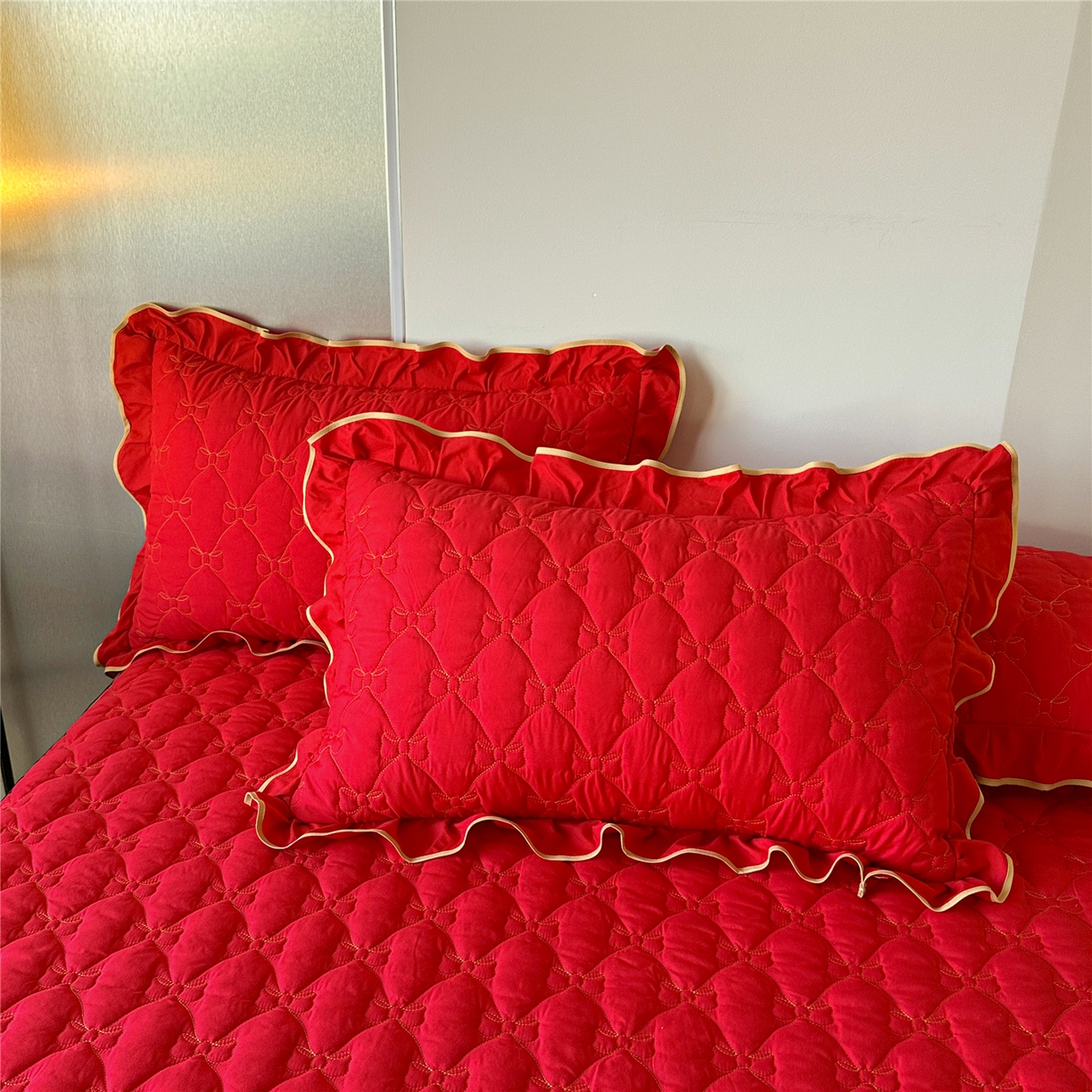 91家纺网 家纺一手货源 找家纺 屹成家纺 2025新款水洗棉单床裙 床裙单件-倾城 倾城-大红