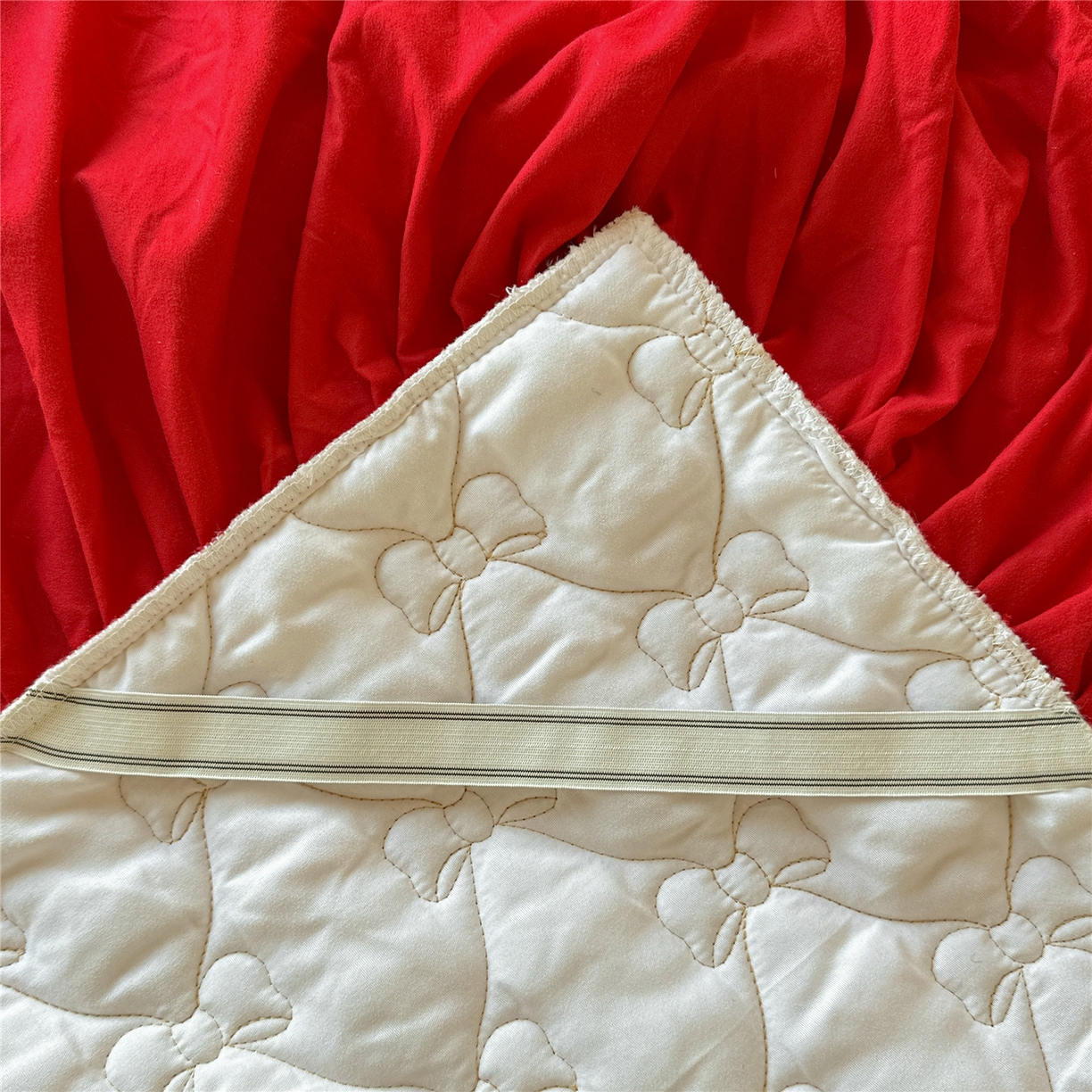 91家纺网 家纺一手货源 找家纺 屹成家纺 2025新款水洗棉单床裙 床裙单件-倾城 倾城-大红