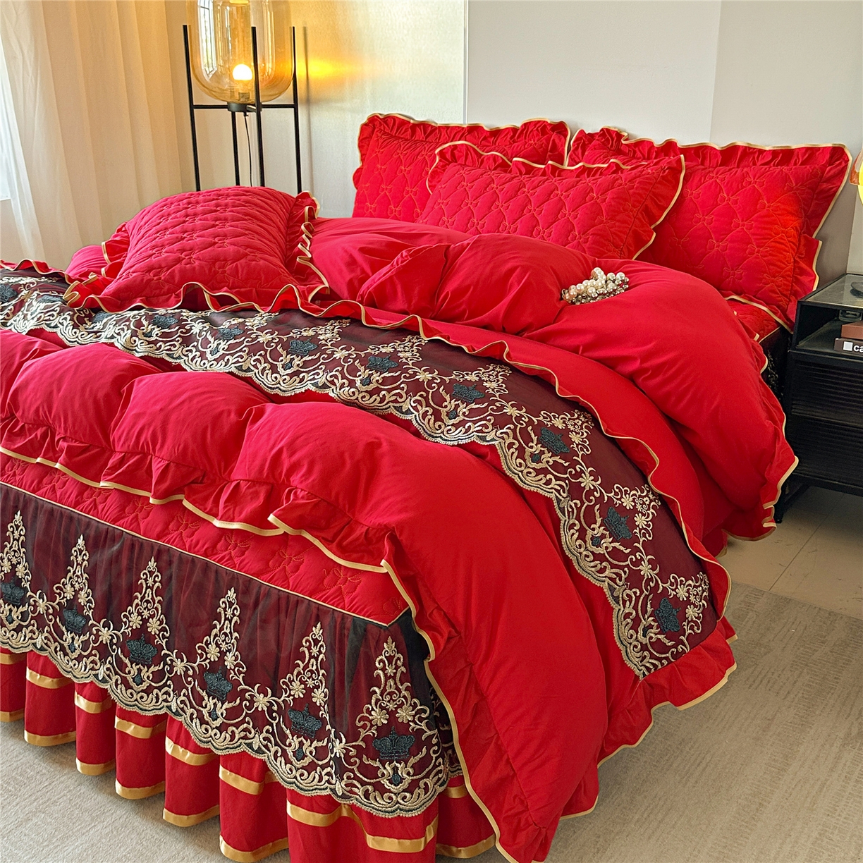 91家纺网 家纺一手货源 找家纺 屹成家纺 2025新款水洗棉单床裙 床裙单件-倾城 倾城-大红